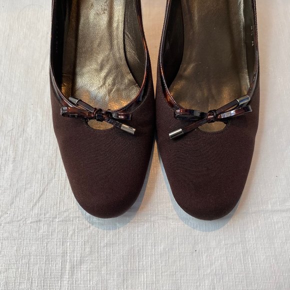 Stuart Weitzman Brown Fabric Kitten Heel Pumps with Tortoise Patent Bow and Trim - Picture 3 of 5